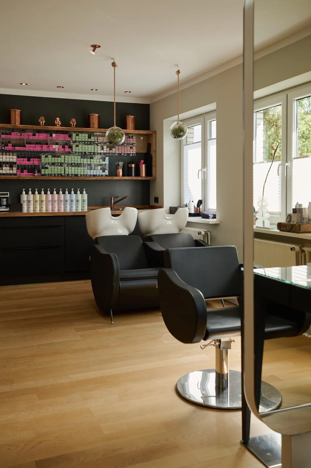 Salon Upstairs mit Waschplätzen